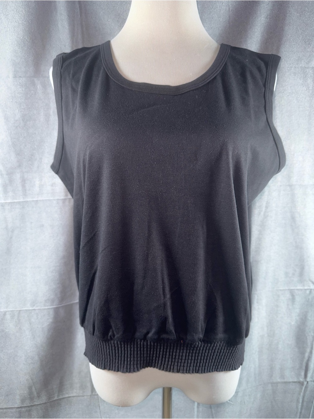 2741-Vicki Wayne Vintage Women's Black Ribbed Hem Sleeveless Tank Top